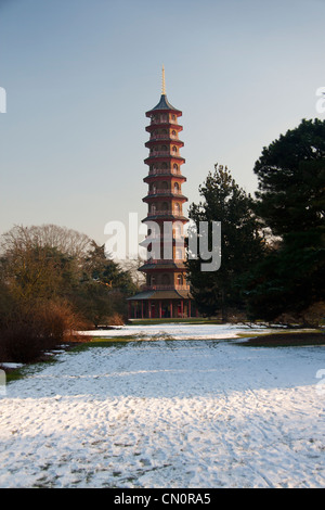 Grande pagode à Kew Gardens dans la neige à l'ouest de Londres Angleterre Royaume-uni Banque D'Images