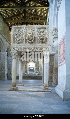 Italie Abruzzes, province de L'Aquila San Valentino in Abruzzo Citeriore, la basilique de S.Clemente Pulpit Banque D'Images