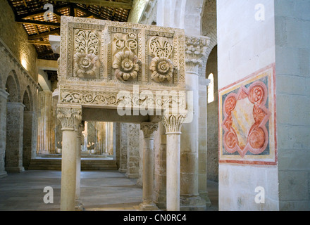 Italie Abruzzes, province de L'Aquila San Valentino in Abruzzo Citeriore, la basilique de S.Clemente Pulpit Banque D'Images