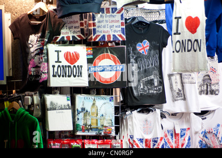 Souvenirs de Londres en boutique sur Shaftesbury Avenue (t-shirts, vêtements, téléphone portable couvre) London England UK Banque D'Images