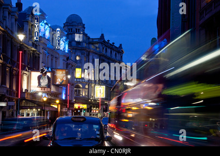 London Theatreland Lyric, Apollo et Théâtres Gielgud Shaftesbury Avenue la nuit avec circulation pédestre London England UK Banque D'Images