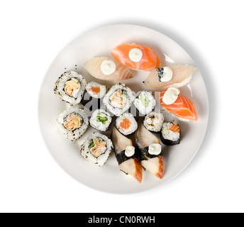 Des sushis et rouleaux dans une assiette avec des bâtons isolé sur un fond blanc. Clipping path Banque D'Images