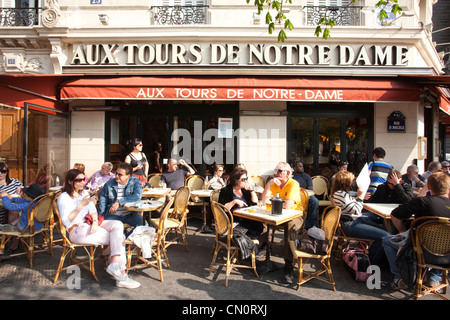 Les gens assis à l'extérieur l'Aux Tours de Notre Dame, la brasserie de la rue d'Arcole, Paris, France Banque D'Images