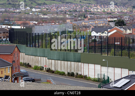 La ligne de paix mur séparant les lower falls et shankill domaines de l'ouest de Belfast Irlande du Nord UK Banque D'Images