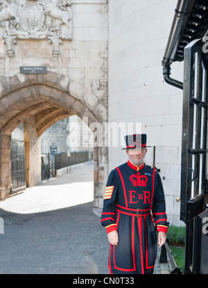 Garde côtière canadienne ou Yeoman, le Beefeater aux portes de la Tour de Londres, Angleterre. Banque D'Images