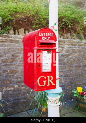 Post box rouge vif blanc attaché à un lampadaire décoré et peint à Frome Somerset inscrit GR (George Rex) de George V Banque D'Images