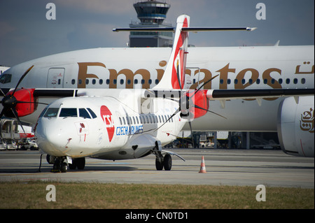 L'Aéroport International de ruzyne Prague République tchèque avion ATR 72 CSA Czech Airlines Banque D'Images