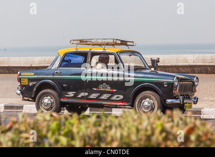 Morris Oxford/Ambassadeur Taxi avec logo 'Vitesse' sur la porte, à Mumbai, Inde Banque D'Images