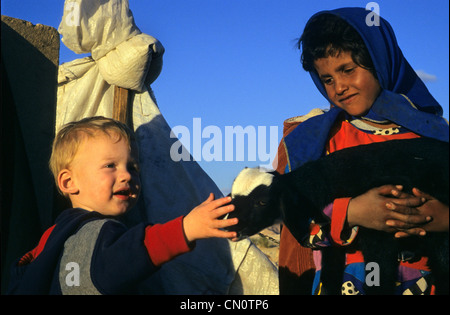 Les enfants dans le Sinaï desret Banque D'Images