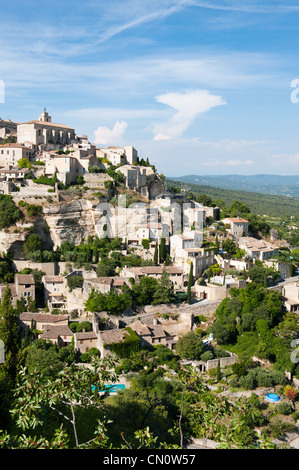 Paysage avec village perché de Gordes en Provence Banque D'Images