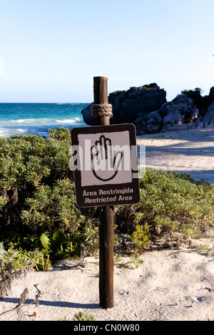 Inscrivez-vous interdire l'accès à une belle plage des Caraïbes en anglais et en espagnol (format portrait). Banque D'Images