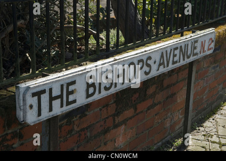 Panneau de rue Bishops Avenue, Hampstead North London N2 Angleterre Royaume-Uni. HOMER SYKES des années 2012 2010 Banque D'Images