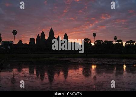 Tours d'Angkor Wat et de réflexion dans la rivière au lever du soleil, l'UNESCO World Heritage site, Cambodge Banque D'Images