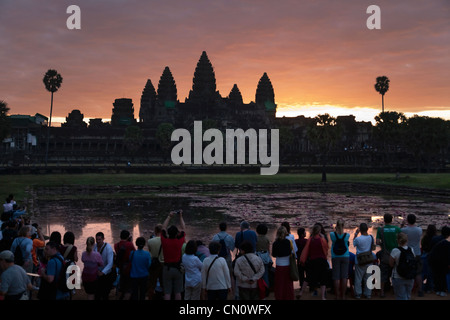 Les touristes de photographier les tours d'Angkor Vat au lever du soleil, l'UNESCO World Heritage site, Cambodge Banque D'Images
