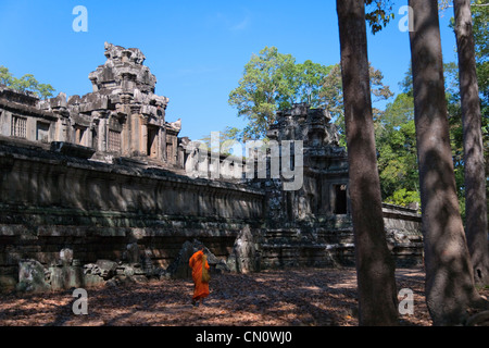 Moine avec statue bouddhiste au Temple Thommanon, UNESCO World Heritage site, Cambodge Banque D'Images
