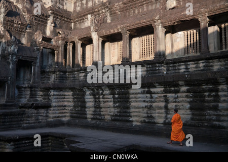 Moine à Angkor Wat, site du patrimoine mondial de l'UNESCO, au Cambodge Banque D'Images