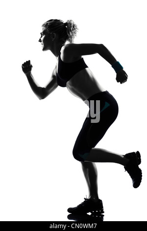 Une femme exécutant runner fitness entraînement sprint posture l'exercice aérobique sur studio isolé sur fond blanc Banque D'Images