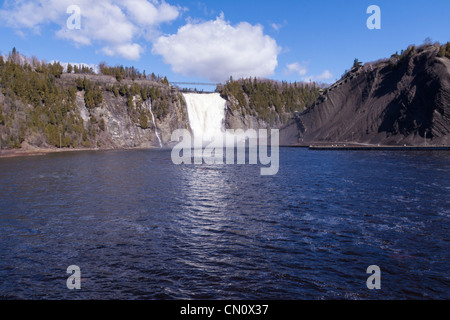 Montmorency Falls se jette dans le fleuve Saint-Laurent au-dessus de Québec, Québec, Canada. Banque D'Images