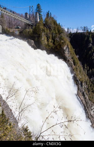 Montmorency Falls se jette dans le fleuve Saint-Laurent au-dessus de Québec, Québec, Canada. Banque D'Images