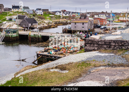 Peggy's Cove village de pêcheurs (et un attrait touristique) sur une journée froide et pluvieuse en mai, à la Nouvelle-Écosse, au Canada. Banque D'Images