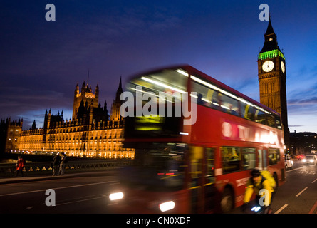 Autobus à deux étages et des cyclistes passé zoom le Palais de Westminster (Big Ben) à Londres, en Angleterre, le 4 novembre 2009. (Adrien Veczan) Banque D'Images