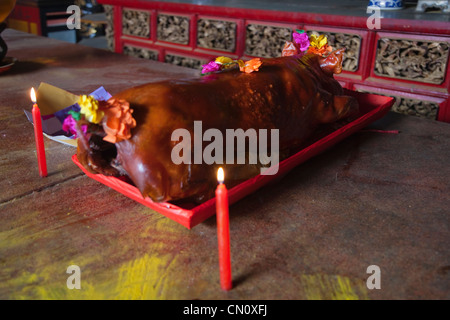 Offrande Sacrificielle de la viande de porc au temple chinois dans China Town, Ho Chi Minh City, Vietnam Banque D'Images