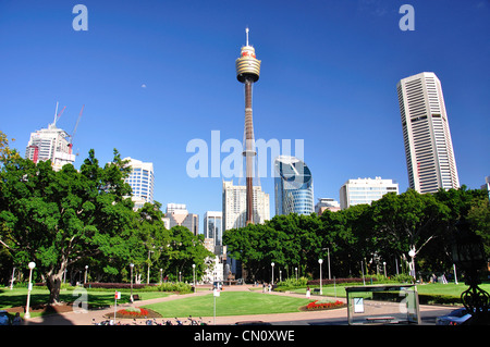 L'Archibald Fontaine avec Sydney Tower en arrière-plan, Hyde Park, Sydney, New South Wales, Australia Banque D'Images