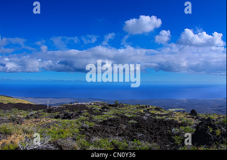 Des champs de lave et de l'océan pacifique à partir de la chaîne de cratères road, Volcano National Park, Big Island, Hawaii Banque D'Images