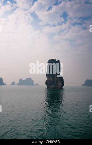 Îles karstiques de la Baie d'Halong, site classé au patrimoine mondial, la baie d'Ha Long, Vietnam Banque D'Images