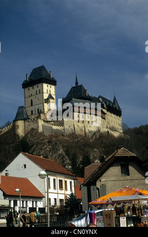 République tchèque, près de Prague, Karlstejn château vu depuis le village. Banque D'Images