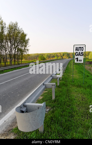 European route asphaltée avec gaz auto signer l'avant, vertical shot Banque D'Images