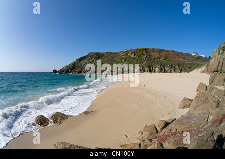 Plage de Porthcurno sur une journée de printemps ensoleillée à Cornwall, UK. Banque D'Images