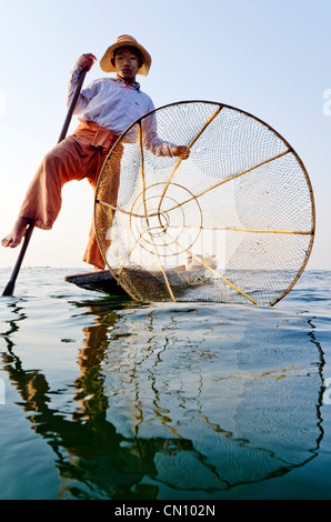 Pêcheur traditionnel bambou, au lac Inle, Myanmar Banque D'Images