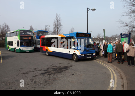 Keswick station de bus avec les gens d'attente pour les bus Stagecoach SW ENGLAND UK Banque D'Images