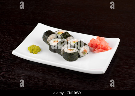 Hokkaido sushi maki : rool d'avocat, nori, saumon Banque D'Images