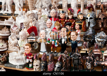 Les chiffres de souvenirs du Pape, les politiciens et les célébrités dans une boutique à proximité du Vatican, Rome, Italie. Banque D'Images