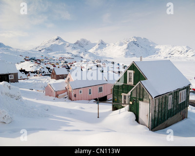 Vue sur village Inuit de Tasiilaq, au Groenland, arctique dans une scène d'hiver Banque D'Images