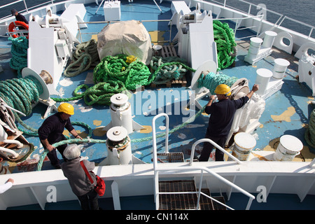 Les matelots travaillant à bord du canal de Gozo ferry Ligne Malita à destination de Gozo de Malte, Europe Banque D'Images