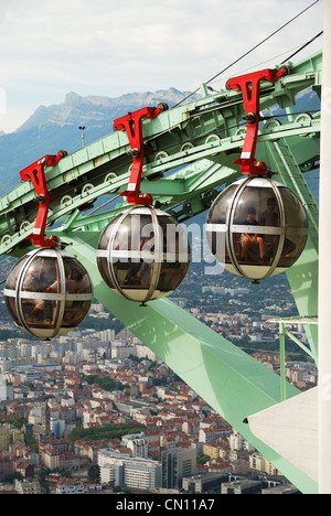 Passage cable cars à Grenoble. Banque D'Images