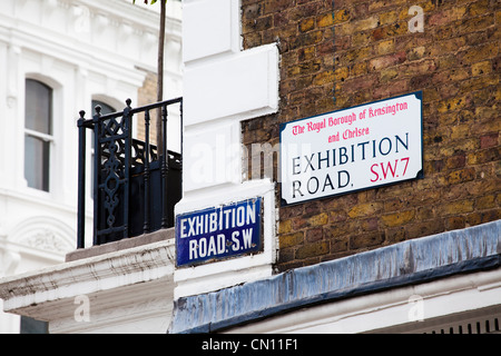 Nouvelles et anciennes enseignes de rue Exhibition Road, Londres, UK Banque D'Images