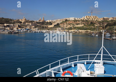 Le port de Mgarr sur l'île méditerranéenne de Malte Gozo près de l'Europe vue de l'approche d'un ferry. Banque D'Images