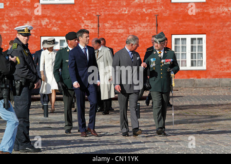 Le Prince Charles et le Prince Frederik arrivant à la citadelle Kastellet à Copenhague. Derrière la princesse Mary et la duchesse Camilla. Banque D'Images