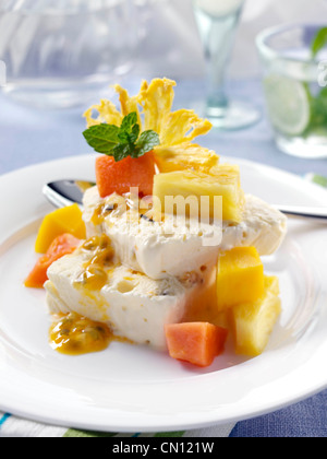 Semifreddo avec tropical fruit Banque D'Images