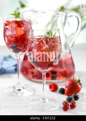 Verres et un pichet de sangria berry Banque D'Images