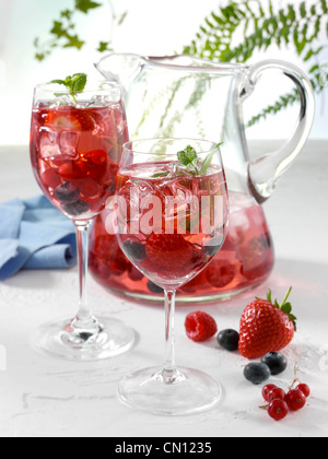 Verres et un pichet de sangria berry Banque D'Images