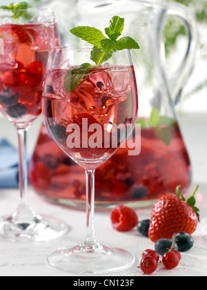 Verres et un pichet de sangria berry Banque D'Images