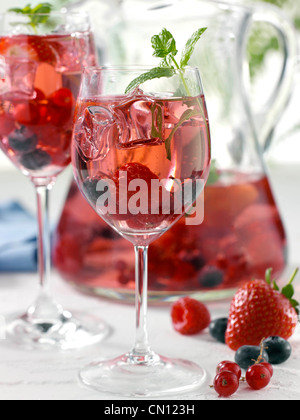 Verres et un pichet de sangria berry Banque D'Images