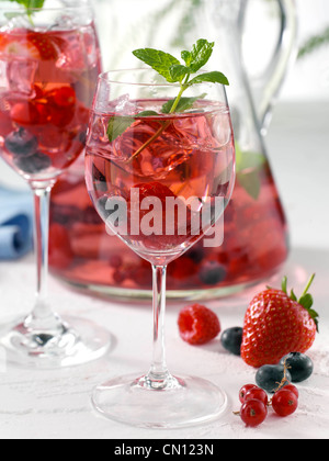 Verres et un pichet de sangria berry Banque D'Images