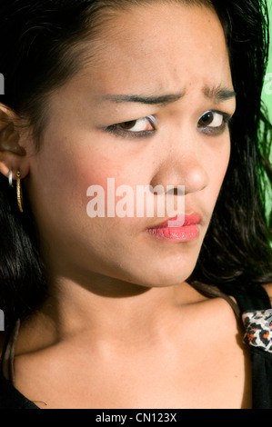 Portrait of Asian teenage modèle avec les outils de géométrie dans studio Banque D'Images