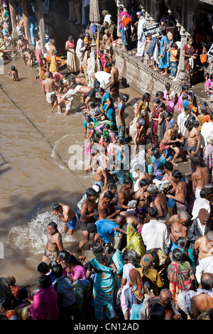 Pèlerins hindous se baigner dans l'eau sacrée réservoir d'Kushavarta (la source de la rivière Godavari). Trimbakeshwar. L'Inde Banque D'Images